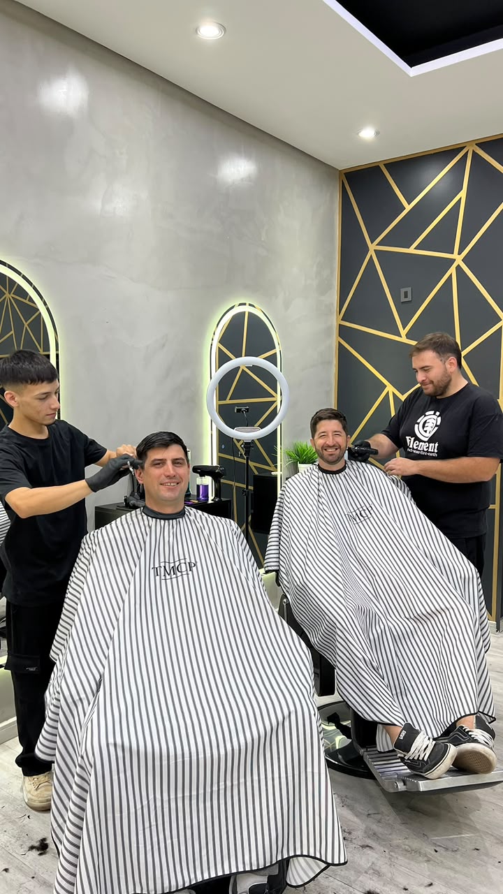 El equipo atendiendo a dos clientes en la sucursal Caamaño
