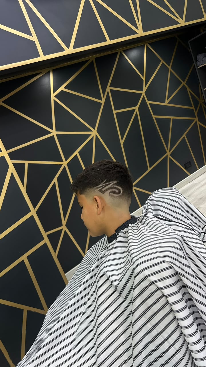 Corte con diseño contra la pared decorada en dorado