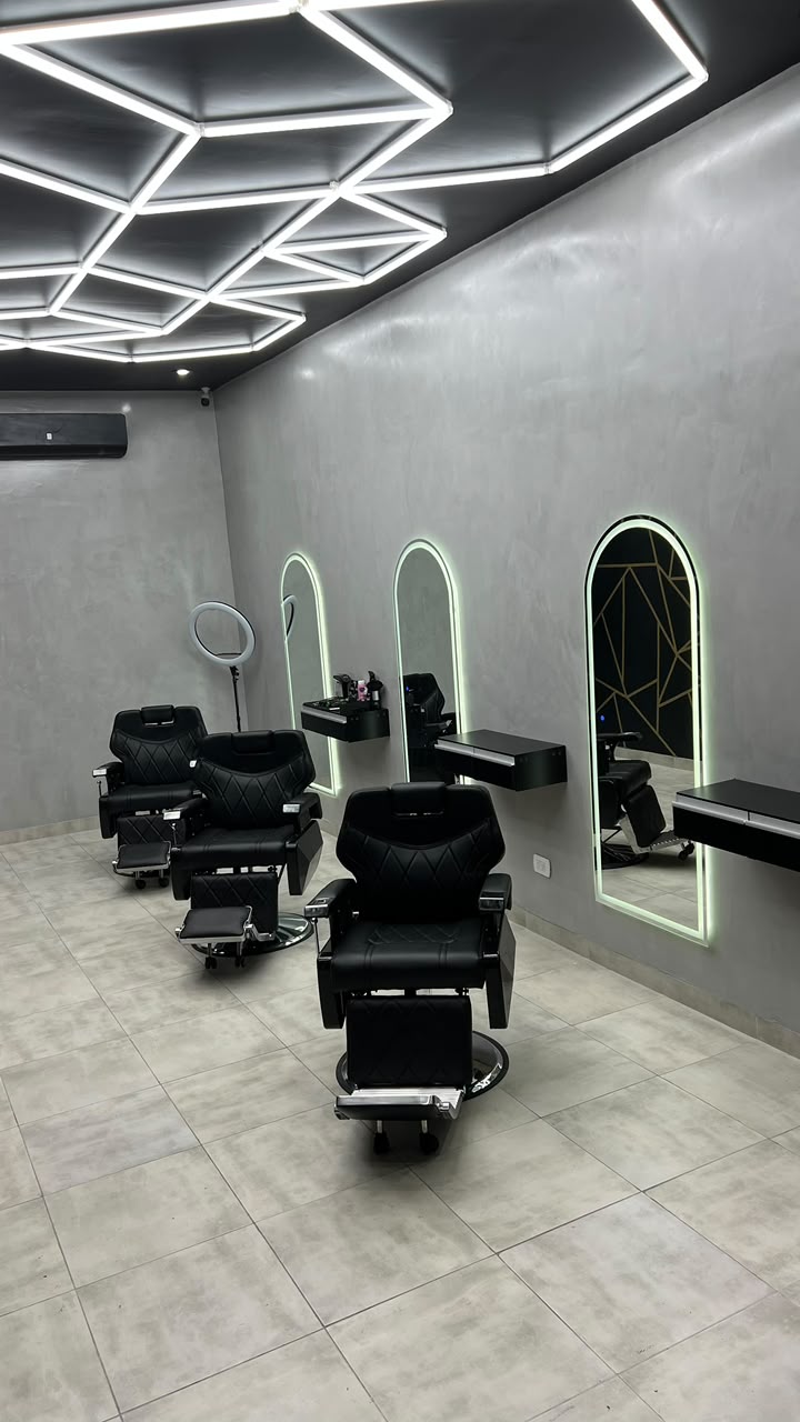 Interior amplio de Royal Barbería, ideal para chicos