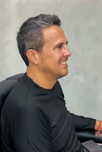 Cliente sonriendo después del corte en Las Piedras