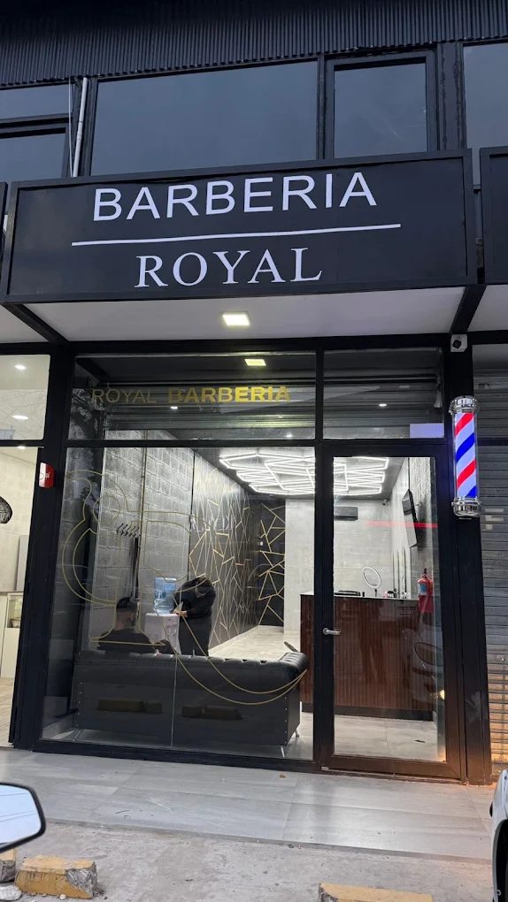 Fachada de Royal Barbería sucursal Las Piedras: frente vidriado con el cartel ROYAL